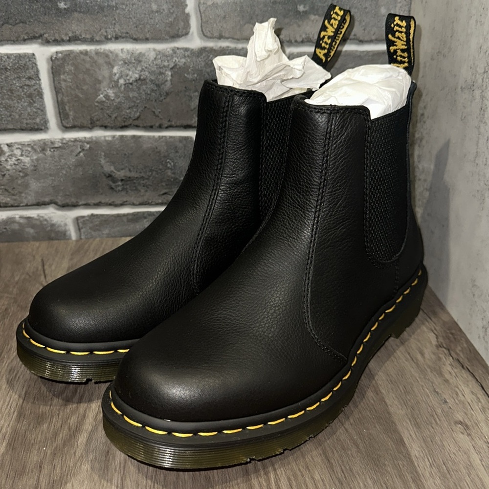 Dr. Martens 2976 Women’s Leather Chelsea Boots Size 9 NWT
